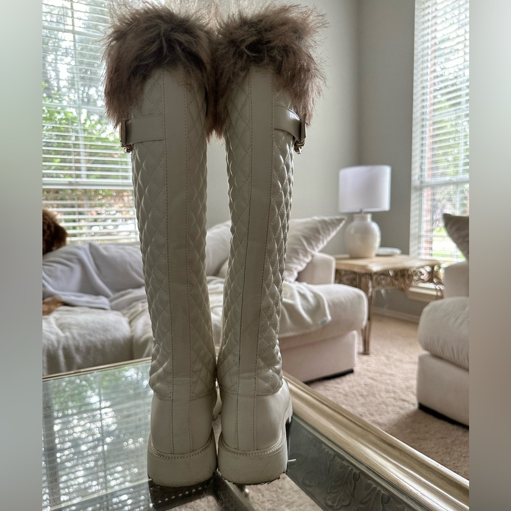 White fur boots. flat boots - Picture 6 of 6